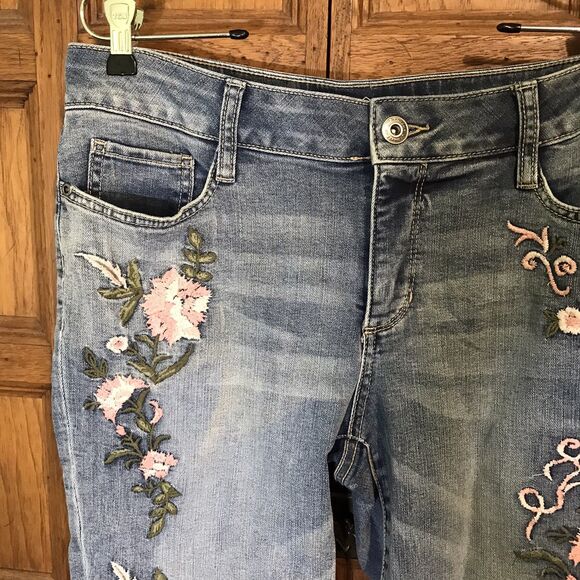 St. John's Bay Blue Denim Capri Women's 8P Floral Crewel Embroidered Y2K Jeans - Picture 4 of 12